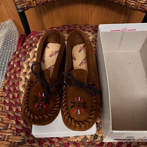 Vintage Minnetonka — Thunderbird "Animikii" Softsole Moccasin - Size 3 (Brown) - Picture 2 of 5